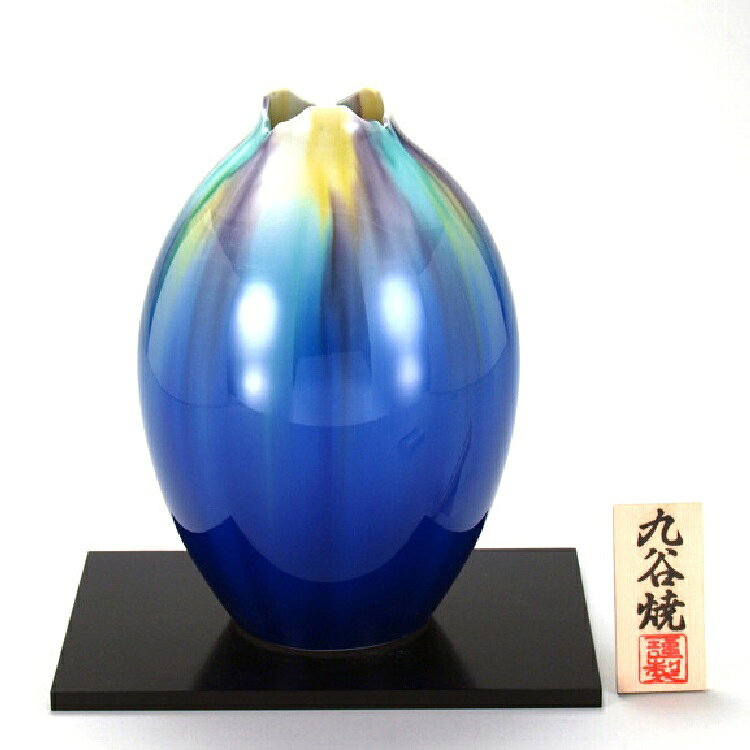 サイズ：径17.5×高25cm 素材：花瓶：磁器、花台、木札：木製 生産地：日本 九谷焼の花瓶は、花瓶自体が華やか物も多く、シンプルな花を一輪挿すだけでも十分に映えます。 和室だけでなく洋室やモダンなインテリアにも調和し、部屋を華やかに演出してくれます。 観賞用、贈答用、また海外へのお土産としても大変喜ばれています。 古九谷開窯から360年を迎えた経済産業大臣認定伝統工芸・九谷焼 パリ万博に出品されジャパン・クタニとして世界に名を轟かせ、大英、ルーヴルなど世界各地の有名美術館に収蔵された色絵の妙技をご堪能下さい。