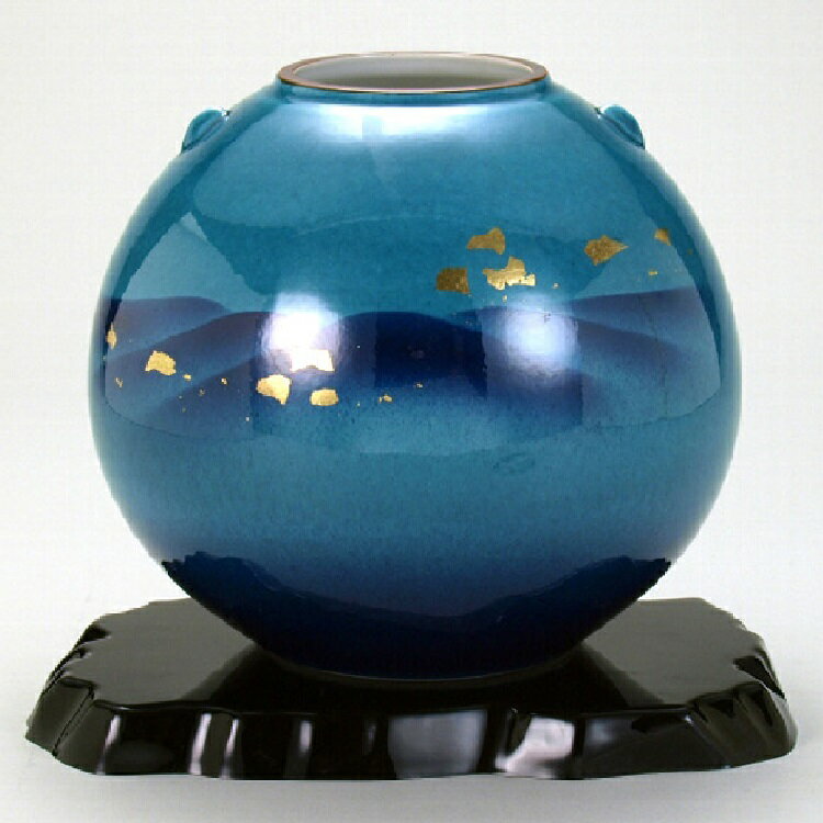 サイズ：径22.0×高19.5cm 素材：花瓶：磁器、花台：ABS樹脂、ウレタン塗装 生産地：日本 九谷焼の花瓶は、花瓶自体が華やか物も多く、シンプルな花を一輪挿すだけでも十分に映えます。 和室だけでなく洋室やモダンなインテリアにも調和し、部屋を華やかに演出してくれます。 観賞用、贈答用、また海外へのお土産としても大変喜ばれています。 古九谷開窯から360年を迎えた経済産業大臣認定伝統工芸・九谷焼 パリ万博に出品されジャパン・クタニとして世界に名を轟かせ、大英、ルーヴルなど世界各地の有名美術館に収蔵された色絵の妙技をご堪能下さい。