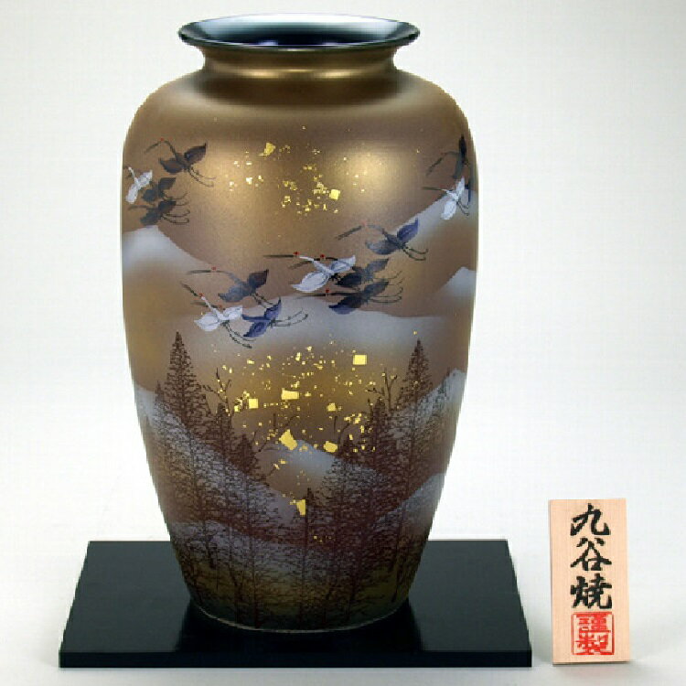 サイズ：径18.5×高30.5cm 素材：花瓶：磁器、花台、木札：木製 生産地：日本 九谷焼の花瓶は、花瓶自体が華やか物も多く、シンプルな花を一輪挿すだけでも十分に映えます。 和室だけでなく洋室やモダンなインテリアにも調和し、部屋を華やかに...