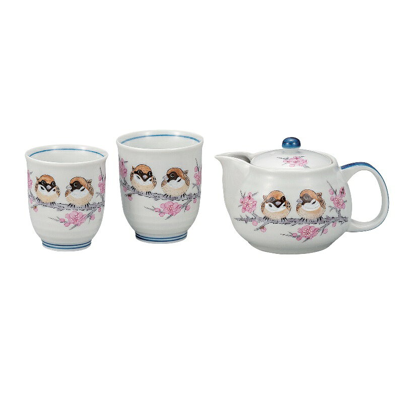 サイズ： 湯呑/大・径7.5 高8.8 (cm) 湯呑/小・径7 高8 (cm) ポット・容量360ml 素材：磁器 生産地：日本 九谷焼で作られたポットと組湯呑を組合せたセットで、絵柄を揃えて楽しみたい方に最適です。 好みの茶葉に合わせて、九谷五彩の施されたポットで華やかなティータイムをお楽しみください。 ご家族やご友人、結婚祝いなどのお祝いやペアの贈り物にも喜ばれています。 古九谷開窯から360年を迎えた経済産業大臣認定伝統工芸・九谷焼 パリ万博に出品されジャパン・クタニとして世界に名を轟かせ、大英、ルーヴルなど世界各地の有名美術館に収蔵された色絵の妙技をご堪能下さい。