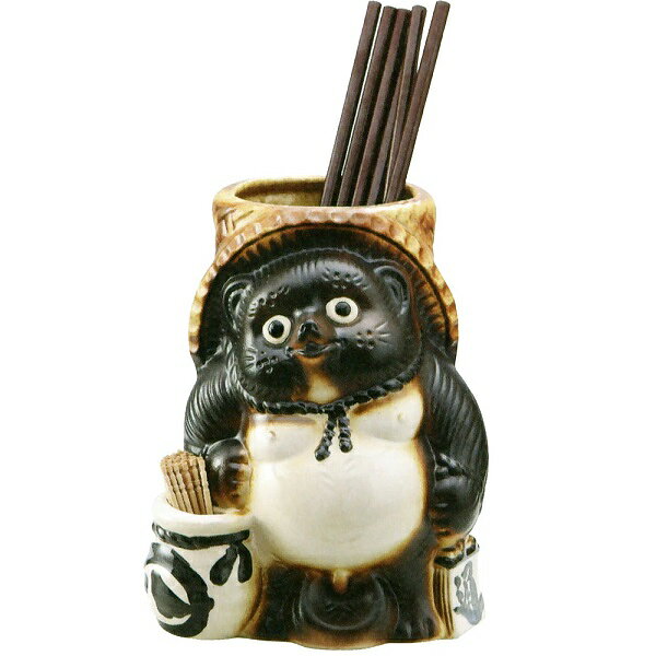 サイズ：全高16cm×幅13.5cm×奥行12cm 材質：陶器 生産地：日本 焼き上がりの明るい特色の土が特徴。 始まりは平安末期頃といわれ、滋賀県甲賀市信楽町を産地とした日本六古窯（備前焼き、丹波焼き、越前焼き、瀬戸焼き、常滑焼き、信楽焼き）の一つです。 室町時代の末から茶道具としての信楽焼が珍重され、桃山時代になると信楽の土を使い京都でも焼かれました。 1200年の歴史を受け継ぎ、現在は器や鉢をはじめ庭園用のやテーブルや椅子等の大型のものと幅広い産品を作っています。　