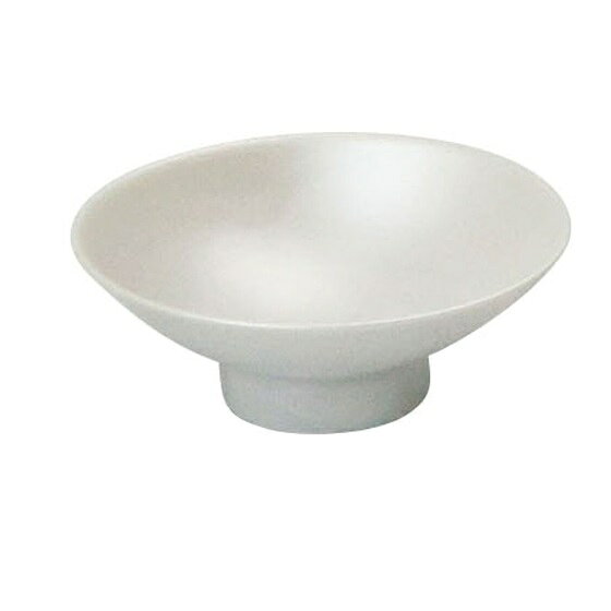 サイズ・約φ9.2xH3.4cm ■生産地：日本 ■素材：陶磁器（ラスター釉薬仕上げ） 内側を金色/銀色/銅色に施し、華やかさを表現した、台付きで高さと趣ある盃。 シンプルなカタチながら、汎用性と華やかさある器です。 光沢が食卓を彩ります。 ☆お祝いやお正月の器にもぴったりです。