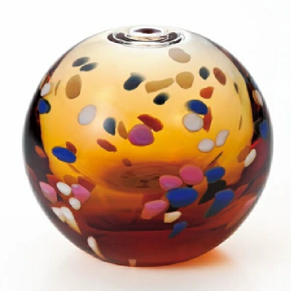 商品詳細： サイズ：最大径70mm×高さ65mm 生産地：日本 素材：ソーダガラス テーブルはもちろん、ちょっとしたスペースにも飾りやすい小さなサイズ感と、ころんと可愛らしい丸みが特徴の一輪挿しです。　