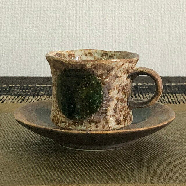 サイズ・ 碗:径8x高7cm200ml 受皿:径14.5x高2.5cm ■生産地：日本 ■素材：磁器 美濃焼（みのやき）は、岐阜県東濃地方（土岐市、多治見市、瑞浪市、可児市など）で作られる日本の陶磁器の総称です。 特定の様式を持たず、国内の生産量の約半分を占める日本一の生産地であり、私たちの食卓を支えています。　
