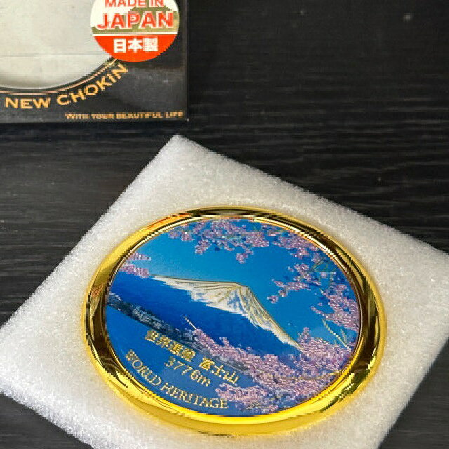 サイズ：経6.0x高1.0cm ■生産地：日本 ■素材：鏡 ABC樹脂：プラスチック 金を施した美しい絵柄のコンパクトミラーです。 手のひらサイズなので持ち歩きにも便利です。 華やかなミラーで気持ちも晴れやかに☆ ※新彫金とは※ 古くは鎧兜や日本刀などの装飾に使われていた「彫金」と 日本の美術工芸である「七宝」 日本の伝統工芸の工芸的かつ美術的な特徴を現代の技術により 融合させて、新しいタイプの美術工芸品です。　