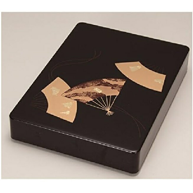 サイズ:33.1×23.3×7.8cm 材質:ABS樹脂 硬質ウレタン・漆合成塗料塗 原産国:日本 越前漆器とは 越前漆器の歴史 越前漆器の起こりは約1500年前の昔にさかのぼり、当時の皇太子（後の継体天皇）が壊れた冠の修理を塗師に命じたことがきっかけといわれています。 塗師が修繕した冠と合わせて黒漆の椀も献上すると、皇太子はその出来栄えを大変気に入ったそうです。 そこで光沢の美しさに魅せられた皇太子が、この地域での漆器作りを奨励し現在までの越前漆器の発展につながっています。 越前漆器の特徴 堅牢、そして優美。越前漆器はその成り立ちから、頑丈なつくりでありながら視覚的な美しさも合わせてお楽しみ頂ける漆器となっています。 「花塗り」という技法も特徴で、はけの跡や埃などが残らぬよう仕上げの漆を塗り、そのまま乾燥させます。 越前漆器の生産工程 ・素地 まずは漆器の原型の制作から始まります。 丸物ならろくろで削り、角物なら裁断や組み立て、合成樹脂素材の場合は熱加工して成型されます。 ・塗り 中塗りと中塗り研ぎ、そして上塗りを繰り返します。 塗師の技によって均一の厚さ・そして魅力的な光沢が生み出されます。 合成樹脂の場合はスプレーによって塗りが行われるものもあります。 ・加飾 蒔絵師・沈金師が漆器に絵や紋様を加えます。 蒔絵は漆で描いた絵に金粉を蒔きつけることで描き、沈金はノミで削った溝に漆を入れ金粉を入れることで描きます。 蒔絵・沈金の導入 明治時代までは「片山椀」という堅牢かつシンプルな漆器が製造されていました。 徐々に新たな技術が導入されるようになり、京都から「蒔絵」、輪島から「沈金」の技術が取り入れられたことで、越前漆器は絢爛豪華なデザイン性も併せ持つようになります。 業務用漆器として 明治時代半ばに入ると、椀類だけでなく、重箱や盆、花器などといった多彩な商品ラインナップが展開されていきます。 生産エリアも広がり、業務用漆器としても発展しました。 現在では全国でもシェア率8割を超えるまでに成長しています。 様々な使用用途 ちょっとした遊び心をかたちにして暮らしに彩りを添えたいとき、特別な日をもっと輝かせたいとき、集まったみんなの気持ちをいっそう引き立たせたいとき…。 越前漆器産地では、暮らしの中のいろいろな場面で漆器が活躍しています。 身近に漆器のある暮らしの楽しさ、味わい深さをみんなが知っているからです。 普段使いにも、トクベツな日にも。是非お手にとってみてください。 お正月などの季節行事に 出産祝い・結婚祝いなどの贈答品に イベントでの雰囲気づくりに 普段使い用に 海外の方へのお土産に