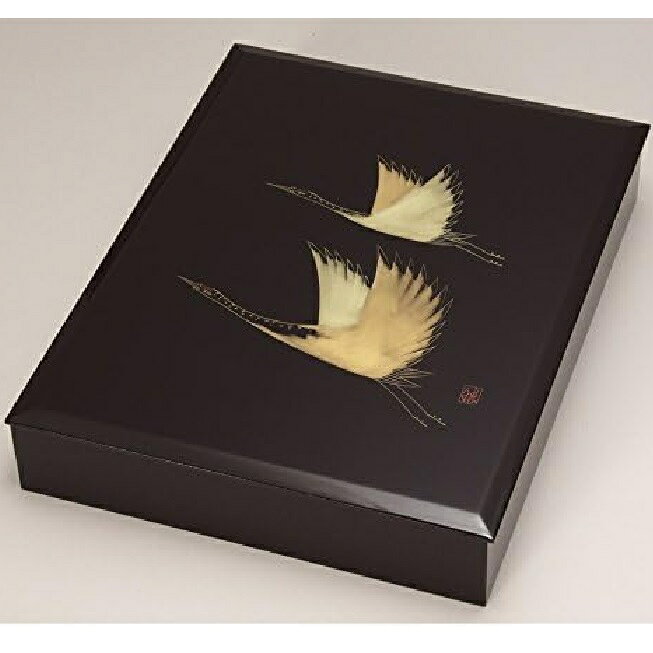 サイズ:34.2×26.8×6.0cm 材質:木製 塗:硬質ウレタン塗 原産国:日本 越前漆器とは 越前漆器の歴史 越前漆器の起こりは約1500年前の昔にさかのぼり、当時の皇太子（後の継体天皇）が壊れた冠の修理を塗師に命じたことがきっかけといわれています。 塗師が修繕した冠と合わせて黒漆の椀も献上すると、皇太子はその出来栄えを大変気に入ったそうです。 そこで光沢の美しさに魅せられた皇太子が、この地域での漆器作りを奨励し現在までの越前漆器の発展につながっています。 越前漆器の特徴 堅牢、そして優美。越前漆器はその成り立ちから、頑丈なつくりでありながら視覚的な美しさも合わせてお楽しみ頂ける漆器となっています。 「花塗り」という技法も特徴で、はけの跡や埃などが残らぬよう仕上げの漆を塗り、そのまま乾燥させます。 越前漆器の生産工程 ・素地 まずは漆器の原型の制作から始まります。 丸物ならろくろで削り、角物なら裁断や組み立て、合成樹脂素材の場合は熱加工して成型されます。 ・塗り 中塗りと中塗り研ぎ、そして上塗りを繰り返します。 塗師の技によって均一の厚さ・そして魅力的な光沢が生み出されます。 合成樹脂の場合はスプレーによって塗りが行われるものもあります。 ・加飾 蒔絵師・沈金師が漆器に絵や紋様を加えます。 蒔絵は漆で描いた絵に金粉を蒔きつけることで描き、沈金はノミで削った溝に漆を入れ金粉を入れることで描きます。 蒔絵・沈金の導入 明治時代までは「片山椀」という堅牢かつシンプルな漆器が製造されていました。 徐々に新たな技術が導入されるようになり、京都から「蒔絵」、輪島から「沈金」の技術が取り入れられたことで、越前漆器は絢爛豪華なデザイン性も併せ持つようになります。 業務用漆器として 明治時代半ばに入ると、椀類だけでなく、重箱や盆、花器などといった多彩な商品ラインナップが展開されていきます。 生産エリアも広がり、業務用漆器としても発展しました。 現在では全国でもシェア率8割を超えるまでに成長しています。 様々な使用用途 ちょっとした遊び心をかたちにして暮らしに彩りを添えたいとき、特別な日をもっと輝かせたいとき、集まったみんなの気持ちをいっそう引き立たせたいとき…。 越前漆器産地では、暮らしの中のいろいろな場面で漆器が活躍しています。 身近に漆器のある暮らしの楽しさ、味わい深さをみんなが知っているからです。 普段使いにも、トクベツな日にも。是非お手にとってみてください。 お正月などの季節行事に 出産祝い・結婚祝いなどの贈答品に イベントでの雰囲気づくりに 普段使い用に 海外の方へのお土産に