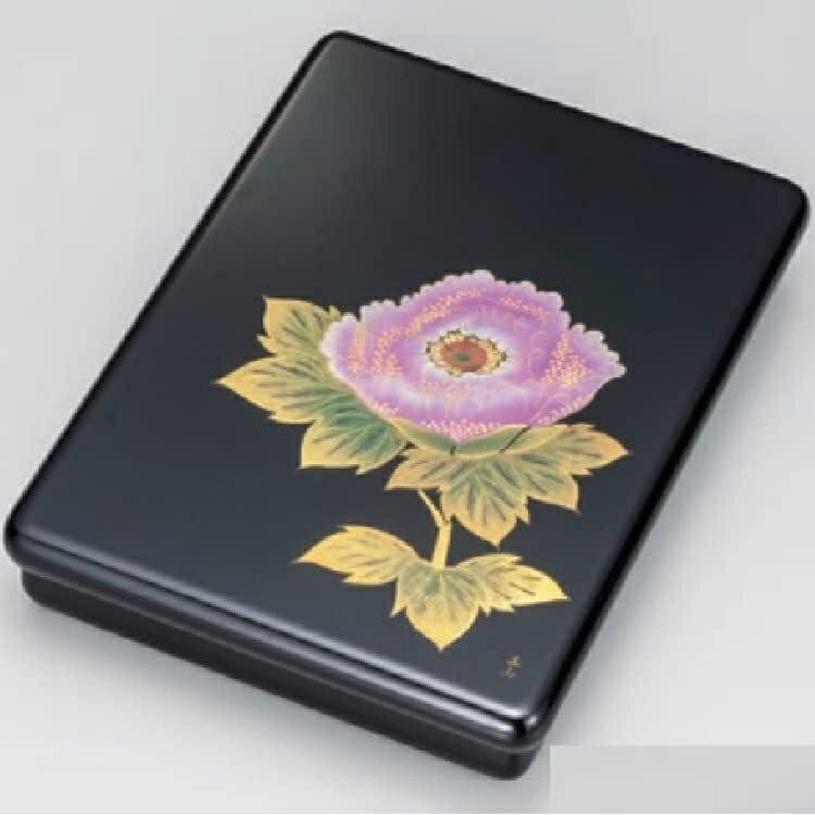 サイズ:35.0×26.0×6.8cm 材質:木製 漆塗 原産国:日本 越前漆器とは 越前漆器の歴史 越前漆器の起こりは約1500年前の昔にさかのぼり、当時の皇太子（後の継体天皇）が壊れた冠の修理を塗師に命じたことがきっかけといわれています。 塗師が修繕した冠と合わせて黒漆の椀も献上すると、皇太子はその出来栄えを大変気に入ったそうです。 そこで光沢の美しさに魅せられた皇太子が、この地域での漆器作りを奨励し現在までの越前漆器の発展につながっています。 越前漆器の特徴 堅牢、そして優美。越前漆器はその成り立ちから、頑丈なつくりでありながら視覚的な美しさも合わせてお楽しみ頂ける漆器となっています。 「花塗り」という技法も特徴で、はけの跡や埃などが残らぬよう仕上げの漆を塗り、そのまま乾燥させます。 越前漆器の生産工程 ・素地 まずは漆器の原型の制作から始まります。 丸物ならろくろで削り、角物なら裁断や組み立て、合成樹脂素材の場合は熱加工して成型されます。 ・塗り 中塗りと中塗り研ぎ、そして上塗りを繰り返します。 塗師の技によって均一の厚さ・そして魅力的な光沢が生み出されます。 合成樹脂の場合はスプレーによって塗りが行われるものもあります。 ・加飾 蒔絵師・沈金師が漆器に絵や紋様を加えます。 蒔絵は漆で描いた絵に金粉を蒔きつけることで描き、沈金はノミで削った溝に漆を入れ金粉を入れることで描きます。 蒔絵・沈金の導入 明治時代までは「片山椀」という堅牢かつシンプルな漆器が製造されていました。 徐々に新たな技術が導入されるようになり、京都から「蒔絵」、輪島から「沈金」の技術が取り入れられたことで、越前漆器は絢爛豪華なデザイン性も併せ持つようになります。 業務用漆器として 明治時代半ばに入ると、椀類だけでなく、重箱や盆、花器などといった多彩な商品ラインナップが展開されていきます。 生産エリアも広がり、業務用漆器としても発展しました。 現在では全国でもシェア率8割を超えるまでに成長しています。 様々な使用用途 ちょっとした遊び心をかたちにして暮らしに彩りを添えたいとき、特別な日をもっと輝かせたいとき、集まったみんなの気持ちをいっそう引き立たせたいとき…。 越前漆器産地では、暮らしの中のいろいろな場面で漆器が活躍しています。 身近に漆器のある暮らしの楽しさ、味わい深さをみんなが知っているからです。 普段使いにも、トクベツな日にも。是非お手にとってみてください。 お正月などの季節行事に 出産祝い・結婚祝いなどの贈答品に イベントでの雰囲気づくりに 普段使い用に 海外の方へのお土産に