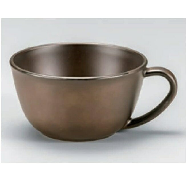 サイズ:直径12.0×14.5×高さ6.3cm 容量:450ml 素材・材質:PET・ABS樹脂混合・耐熱素地 ウレタン塗 原産国:日本 レンジ対応 越前漆器とは 越前漆器の歴史 越前漆器の起こりは約1500年前の昔にさかのぼり、当時の皇太子（後の継体天皇）が壊れた冠の修理を塗師に命じたことがきっかけといわれています。 塗師が修繕した冠と合わせて黒漆の椀も献上すると、皇太子はその出来栄えを大変気に入ったそうです。 そこで光沢の美しさに魅せられた皇太子が、この地域での漆器作りを奨励し現在までの越前漆器の発展につながっています。 越前漆器の特徴 堅牢、そして優美。越前漆器はその成り立ちから、頑丈なつくりでありながら視覚的な美しさも合わせてお楽しみ頂ける漆器となっています。 「花塗り」という技法も特徴で、はけの跡や埃などが残らぬよう仕上げの漆を塗り、そのまま乾燥させます。 越前漆器の生産工程 ・素地 まずは漆器の原型の制作から始まります。 丸物ならろくろで削り、角物なら裁断や組み立て、合成樹脂素材の場合は熱加工して成型されます。 ・塗り 中塗りと中塗り研ぎ、そして上塗りを繰り返します。 塗師の技によって均一の厚さ・そして魅力的な光沢が生み出されます。 合成樹脂の場合はスプレーによって塗りが行われるものもあります。 ・加飾 蒔絵師・沈金師が漆器に絵や紋様を加えます。 蒔絵は漆で描いた絵に金粉を蒔きつけることで描き、沈金はノミで削った溝に漆を入れ金粉を入れることで描きます。 蒔絵・沈金の導入 明治時代までは「片山椀」という堅牢かつシンプルな漆器が製造されていました。 徐々に新たな技術が導入されるようになり、京都から「蒔絵」、輪島から「沈金」の技術が取り入れられたことで、越前漆器は絢爛豪華なデザイン性も併せ持つようになります。 業務用漆器として 明治時代半ばに入ると、椀類だけでなく、重箱や盆、花器などといった多彩な商品ラインナップが展開されていきます。 生産エリアも広がり、業務用漆器としても発展しました。 現在では全国でもシェア率8割を超えるまでに成長しています。 様々な使用用途 ちょっとした遊び心をかたちにして暮らしに彩りを添えたいとき、特別な日をもっと輝かせたいとき、集まったみんなの気持ちをいっそう引き立たせたいとき…。 越前漆器産地では、暮らしの中のいろいろな場面で漆器が活躍しています。 身近に漆器のある暮らしの楽しさ、味わい深さをみんなが知っているからです。 普段使いにも、トクベツな日にも。是非お手にとってみてください。 お正月などの季節行事に 出産祝い・結婚祝いなどの贈答品に イベントでの雰囲気づくりに 普段使い用に 海外の方へのお土産に