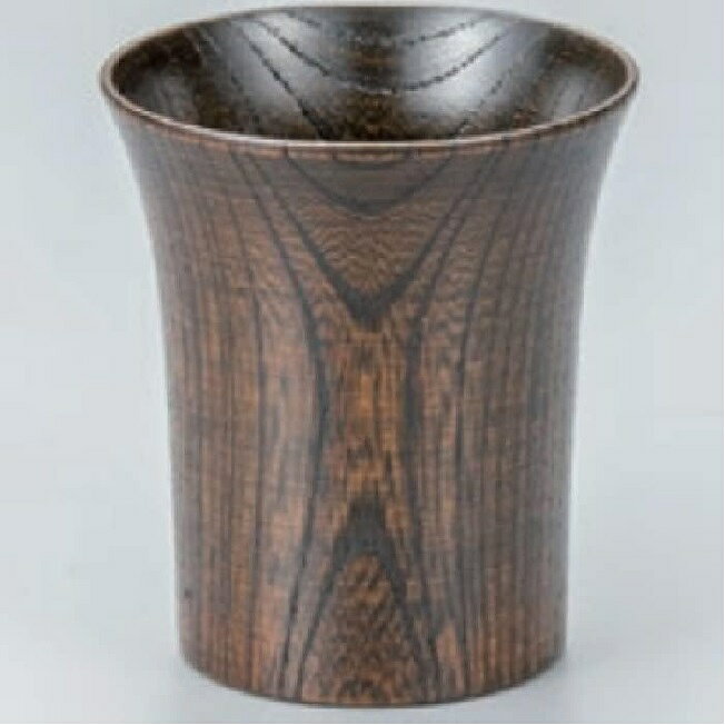 サイズ:直径6.8×高さ7.5cm 容量:120ml 素材・材質:木製 漆塗 原産国:日本 越前漆器とは 越前漆器の歴史 越前漆器の起こりは約1500年前の昔にさかのぼり、当時の皇太子（後の継体天皇）が壊れた冠の修理を塗師に命じたことがきっかけといわれています。 塗師が修繕した冠と合わせて黒漆の椀も献上すると、皇太子はその出来栄えを大変気に入ったそうです。 そこで光沢の美しさに魅せられた皇太子が、この地域での漆器作りを奨励し現在までの越前漆器の発展につながっています。 越前漆器の特徴 堅牢、そして優美。越前漆器はその成り立ちから、頑丈なつくりでありながら視覚的な美しさも合わせてお楽しみ頂ける漆器となっています。 「花塗り」という技法も特徴で、はけの跡や埃などが残らぬよう仕上げの漆を塗り、そのまま乾燥させます。 越前漆器の生産工程 ・素地 まずは漆器の原型の制作から始まります。 丸物ならろくろで削り、角物なら裁断や組み立て、合成樹脂素材の場合は熱加工して成型されます。 ・塗り 中塗りと中塗り研ぎ、そして上塗りを繰り返します。 塗師の技によって均一の厚さ・そして魅力的な光沢が生み出されます。 合成樹脂の場合はスプレーによって塗りが行われるものもあります。 ・加飾 蒔絵師・沈金師が漆器に絵や紋様を加えます。 蒔絵は漆で描いた絵に金粉を蒔きつけることで描き、沈金はノミで削った溝に漆を入れ金粉を入れることで描きます。 蒔絵・沈金の導入 明治時代までは「片山椀」という堅牢かつシンプルな漆器が製造されていました。 徐々に新たな技術が導入されるようになり、京都から「蒔絵」、輪島から「沈金」の技術が取り入れられたことで、越前漆器は絢爛豪華なデザイン性も併せ持つようになります。 業務用漆器として 明治時代半ばに入ると、椀類だけでなく、重箱や盆、花器などといった多彩な商品ラインナップが展開されていきます。 生産エリアも広がり、業務用漆器としても発展しました。 現在では全国でもシェア率8割を超えるまでに成長しています。 様々な使用用途 ちょっとした遊び心をかたちにして暮らしに彩りを添えたいとき、特別な日をもっと輝かせたいとき、集まったみんなの気持ちをいっそう引き立たせたいとき…。 越前漆器産地では、暮らしの中のいろいろな場面で漆器が活躍しています。 身近に漆器のある暮らしの楽しさ、味わい深さをみんなが知っているからです。 普段使いにも、トクベツな日にも。是非お手にとってみてください。 お正月などの季節行事に 出産祝い・結婚祝いなどの贈答品に イベントでの雰囲気づくりに 普段使い用に 海外の方へのお土産に