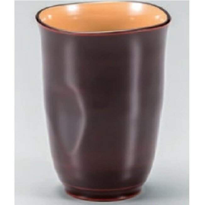 サイズ:直径8.0×高さ10.9cm 容量:305ml 素材・材質:木粉・樹脂混合 漆塗 原産国:日本 越前漆器とは 越前漆器の歴史 越前漆器の起こりは約1500年前の昔にさかのぼり、当時の皇太子（後の継体天皇）が壊れた冠の修理を塗師に命じたことがきっかけといわれています。 塗師が修繕した冠と合わせて黒漆の椀も献上すると、皇太子はその出来栄えを大変気に入ったそうです。 そこで光沢の美しさに魅せられた皇太子が、この地域での漆器作りを奨励し現在までの越前漆器の発展につながっています。 越前漆器の特徴 堅牢、そして優美。越前漆器はその成り立ちから、頑丈なつくりでありながら視覚的な美しさも合わせてお楽しみ頂ける漆器となっています。 「花塗り」という技法も特徴で、はけの跡や埃などが残らぬよう仕上げの漆を塗り、そのまま乾燥させます。 越前漆器の生産工程 ・素地 まずは漆器の原型の制作から始まります。 丸物ならろくろで削り、角物なら裁断や組み立て、合成樹脂素材の場合は熱加工して成型されます。 ・塗り 中塗りと中塗り研ぎ、そして上塗りを繰り返します。 塗師の技によって均一の厚さ・そして魅力的な光沢が生み出されます。 合成樹脂の場合はスプレーによって塗りが行われるものもあります。 ・加飾 蒔絵師・沈金師が漆器に絵や紋様を加えます。 蒔絵は漆で描いた絵に金粉を蒔きつけることで描き、沈金はノミで削った溝に漆を入れ金粉を入れることで描きます。 蒔絵・沈金の導入 明治時代までは「片山椀」という堅牢かつシンプルな漆器が製造されていました。 徐々に新たな技術が導入されるようになり、京都から「蒔絵」、輪島から「沈金」の技術が取り入れられたことで、越前漆器は絢爛豪華なデザイン性も併せ持つようになります。 業務用漆器として 明治時代半ばに入ると、椀類だけでなく、重箱や盆、花器などといった多彩な商品ラインナップが展開されていきます。 生産エリアも広がり、業務用漆器としても発展しました。 現在では全国でもシェア率8割を超えるまでに成長しています。 様々な使用用途 ちょっとした遊び心をかたちにして暮らしに彩りを添えたいとき、特別な日をもっと輝かせたいとき、集まったみんなの気持ちをいっそう引き立たせたいとき…。 越前漆器産地では、暮らしの中のいろいろな場面で漆器が活躍しています。 身近に漆器のある暮らしの楽しさ、味わい深さをみんなが知っているからです。 普段使いにも、トクベツな日にも。是非お手にとってみてください。 お正月などの季節行事に 出産祝い・結婚祝いなどの贈答品に イベントでの雰囲気づくりに 普段使い用に 海外の方へのお土産に