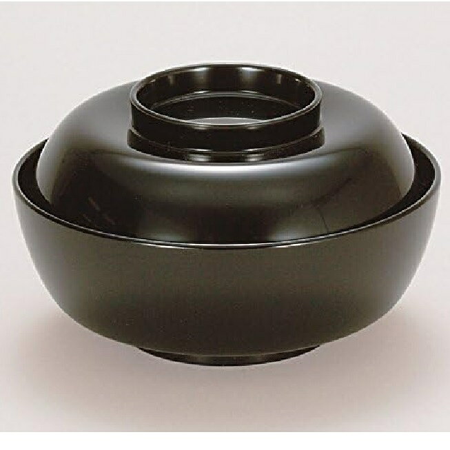 サイズ:φ13.2×7.8cm 材質:木粉・樹脂混合 漆塗 原産国:日本 容量:380ml 越前漆器とは 越前漆器の歴史 越前漆器の起こりは約1500年前の昔にさかのぼり、当時の皇太子（後の継体天皇）が壊れた冠の修理を塗師に命じたことがきっかけといわれています。 塗師が修繕した冠と合わせて黒漆の椀も献上すると、皇太子はその出来栄えを大変気に入ったそうです。 そこで光沢の美しさに魅せられた皇太子が、この地域での漆器作りを奨励し現在までの越前漆器の発展につながっています。 越前漆器の特徴 堅牢、そして優美。越前漆器はその成り立ちから、頑丈なつくりでありながら視覚的な美しさも合わせてお楽しみ頂ける漆器となっています。 「花塗り」という技法も特徴で、はけの跡や埃などが残らぬよう仕上げの漆を塗り、そのまま乾燥させます。 越前漆器の生産工程 ・素地 まずは漆器の原型の制作から始まります。 丸物ならろくろで削り、角物なら裁断や組み立て、合成樹脂素材の場合は熱加工して成型されます。 ・塗り 中塗りと中塗り研ぎ、そして上塗りを繰り返します。 塗師の技によって均一の厚さ・そして魅力的な光沢が生み出されます。 合成樹脂の場合はスプレーによって塗りが行われるものもあります。 ・加飾 蒔絵師・沈金師が漆器に絵や紋様を加えます。 蒔絵は漆で描いた絵に金粉を蒔きつけることで描き、沈金はノミで削った溝に漆を入れ金粉を入れることで描きます。 蒔絵・沈金の導入 明治時代までは「片山椀」という堅牢かつシンプルな漆器が製造されていました。 徐々に新たな技術が導入されるようになり、京都から「蒔絵」、輪島から「沈金」の技術が取り入れられたことで、越前漆器は絢爛豪華なデザイン性も併せ持つようになります。 業務用漆器として 明治時代半ばに入ると、椀類だけでなく、重箱や盆、花器などといった多彩な商品ラインナップが展開されていきます。 生産エリアも広がり、業務用漆器としても発展しました。 現在では全国でもシェア率8割を超えるまでに成長しています。 様々な使用用途 ちょっとした遊び心をかたちにして暮らしに彩りを添えたいとき、特別な日をもっと輝かせたいとき、集まったみんなの気持ちをいっそう引き立たせたいとき…。 越前漆器産地では、暮らしの中のいろいろな場面で漆器が活躍しています。 身近に漆器のある暮らしの楽しさ、味わい深さをみんなが知っているからです。 普段使いにも、トクベツな日にも。是非お手にとってみてください。 お正月などの季節行事に 出産祝い・結婚祝いなどの贈答品に イベントでの雰囲気づくりに 普段使い用に 海外の方へのお土産に