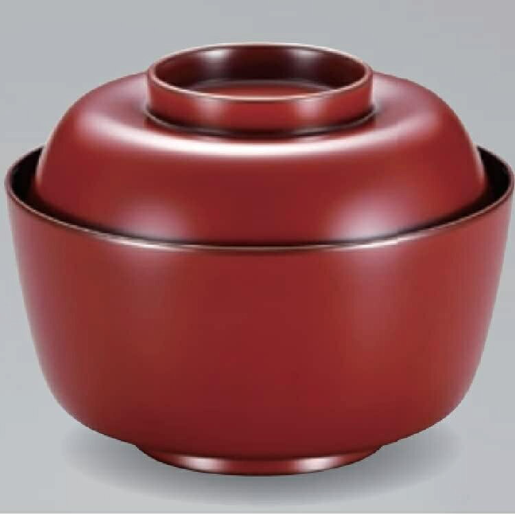 サイズ:φ12.1×9.4cm 容量:350ml 材質:木粉・樹脂混合 塗:漆塗 原産国:日本 越前漆器とは 越前漆器の歴史 越前漆器の起こりは約1500年前の昔にさかのぼり、当時の皇太子（後の継体天皇）が壊れた冠の修理を塗師に命じたことがきっかけといわれています。 塗師が修繕した冠と合わせて黒漆の椀も献上すると、皇太子はその出来栄えを大変気に入ったそうです。 そこで光沢の美しさに魅せられた皇太子が、この地域での漆器作りを奨励し現在までの越前漆器の発展につながっています。 越前漆器の特徴 堅牢、そして優美。越前漆器はその成り立ちから、頑丈なつくりでありながら視覚的な美しさも合わせてお楽しみ頂ける漆器となっています。 「花塗り」という技法も特徴で、はけの跡や埃などが残らぬよう仕上げの漆を塗り、そのまま乾燥させます。 越前漆器の生産工程 ・素地 まずは漆器の原型の制作から始まります。 丸物ならろくろで削り、角物なら裁断や組み立て、合成樹脂素材の場合は熱加工して成型されます。 ・塗り 中塗りと中塗り研ぎ、そして上塗りを繰り返します。 塗師の技によって均一の厚さ・そして魅力的な光沢が生み出されます。 合成樹脂の場合はスプレーによって塗りが行われるものもあります。 ・加飾 蒔絵師・沈金師が漆器に絵や紋様を加えます。 蒔絵は漆で描いた絵に金粉を蒔きつけることで描き、沈金はノミで削った溝に漆を入れ金粉を入れることで描きます。 蒔絵・沈金の導入 明治時代までは「片山椀」という堅牢かつシンプルな漆器が製造されていました。 徐々に新たな技術が導入されるようになり、京都から「蒔絵」、輪島から「沈金」の技術が取り入れられたことで、越前漆器は絢爛豪華なデザイン性も併せ持つようになります。 業務用漆器として 明治時代半ばに入ると、椀類だけでなく、重箱や盆、花器などといった多彩な商品ラインナップが展開されていきます。 生産エリアも広がり、業務用漆器としても発展しました。 現在では全国でもシェア率8割を超えるまでに成長しています。 様々な使用用途 ちょっとした遊び心をかたちにして暮らしに彩りを添えたいとき、特別な日をもっと輝かせたいとき、集まったみんなの気持ちをいっそう引き立たせたいとき…。 越前漆器産地では、暮らしの中のいろいろな場面で漆器が活躍しています。 身近に漆器のある暮らしの楽しさ、味わい深さをみんなが知っているからです。 普段使いにも、トクベツな日にも。是非お手にとってみてください。 お正月などの季節行事に 出産祝い・結婚祝いなどの贈答品に イベントでの雰囲気づくりに 普段使い用に 海外の方へのお土産に