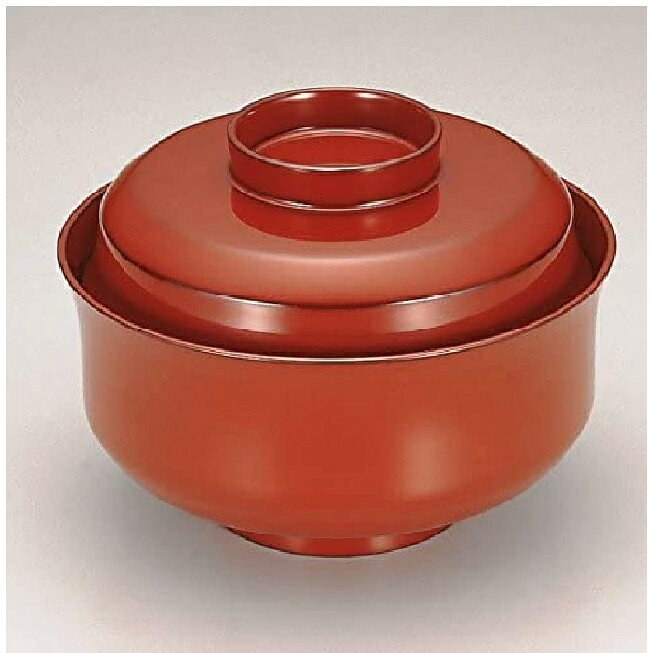 サイズ:φ13.5×9.9cm 材質:木粉・樹脂混合 漆塗 原産国:日本 容量:470ml 越前漆器とは 越前漆器の歴史 越前漆器の起こりは約1500年前の昔にさかのぼり、当時の皇太子（後の継体天皇）が壊れた冠の修理を塗師に命じたことがきっかけといわれています。 塗師が修繕した冠と合わせて黒漆の椀も献上すると、皇太子はその出来栄えを大変気に入ったそうです。 そこで光沢の美しさに魅せられた皇太子が、この地域での漆器作りを奨励し現在までの越前漆器の発展につながっています。 越前漆器の特徴 堅牢、そして優美。越前漆器はその成り立ちから、頑丈なつくりでありながら視覚的な美しさも合わせてお楽しみ頂ける漆器となっています。 「花塗り」という技法も特徴で、はけの跡や埃などが残らぬよう仕上げの漆を塗り、そのまま乾燥させます。 越前漆器の生産工程 ・素地 まずは漆器の原型の制作から始まります。 丸物ならろくろで削り、角物なら裁断や組み立て、合成樹脂素材の場合は熱加工して成型されます。 ・塗り 中塗りと中塗り研ぎ、そして上塗りを繰り返します。 塗師の技によって均一の厚さ・そして魅力的な光沢が生み出されます。 合成樹脂の場合はスプレーによって塗りが行われるものもあります。 ・加飾 蒔絵師・沈金師が漆器に絵や紋様を加えます。 蒔絵は漆で描いた絵に金粉を蒔きつけることで描き、沈金はノミで削った溝に漆を入れ金粉を入れることで描きます。 蒔絵・沈金の導入 明治時代までは「片山椀」という堅牢かつシンプルな漆器が製造されていました。 徐々に新たな技術が導入されるようになり、京都から「蒔絵」、輪島から「沈金」の技術が取り入れられたことで、越前漆器は絢爛豪華なデザイン性も併せ持つようになります。 業務用漆器として 明治時代半ばに入ると、椀類だけでなく、重箱や盆、花器などといった多彩な商品ラインナップが展開されていきます。 生産エリアも広がり、業務用漆器としても発展しました。 現在では全国でもシェア率8割を超えるまでに成長しています。 様々な使用用途 ちょっとした遊び心をかたちにして暮らしに彩りを添えたいとき、特別な日をもっと輝かせたいとき、集まったみんなの気持ちをいっそう引き立たせたいとき…。 越前漆器産地では、暮らしの中のいろいろな場面で漆器が活躍しています。 身近に漆器のある暮らしの楽しさ、味わい深さをみんなが知っているからです。 普段使いにも、トクベツな日にも。是非お手にとってみてください。 お正月などの季節行事に 出産祝い・結婚祝いなどの贈答品に イベントでの雰囲気づくりに 普段使い用に 海外の方へのお土産に
