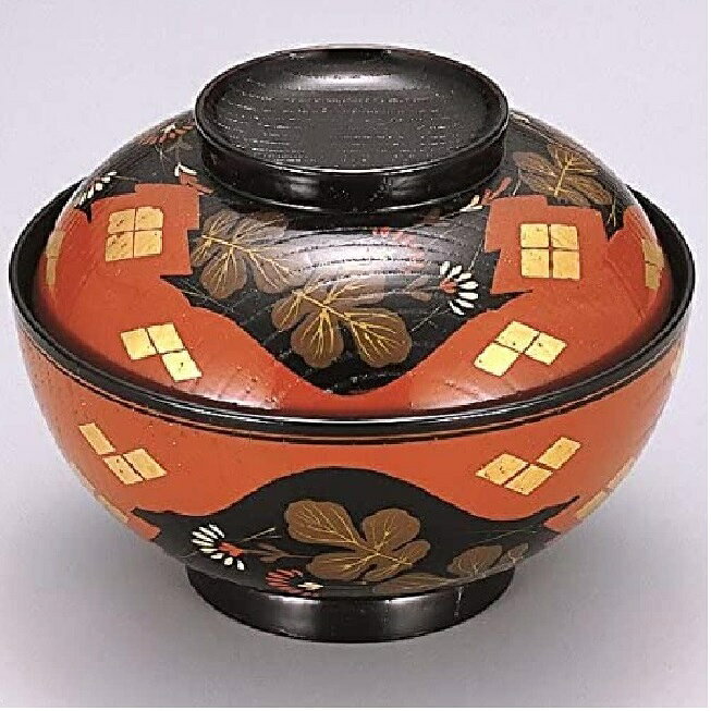 サイズ:φ13.6×10.4cm 材質:木製 漆塗 原産国:日本 越前漆器とは 越前漆器の歴史 越前漆器の起こりは約1500年前の昔にさかのぼり、当時の皇太子（後の継体天皇）が壊れた冠の修理を塗師に命じたことがきっかけといわれています。 塗師が修繕した冠と合わせて黒漆の椀も献上すると、皇太子はその出来栄えを大変気に入ったそうです。 そこで光沢の美しさに魅せられた皇太子が、この地域での漆器作りを奨励し現在までの越前漆器の発展につながっています。 越前漆器の特徴 堅牢、そして優美。越前漆器はその成り立ちから、頑丈なつくりでありながら視覚的な美しさも合わせてお楽しみ頂ける漆器となっています。 「花塗り」という技法も特徴で、はけの跡や埃などが残らぬよう仕上げの漆を塗り、そのまま乾燥させます。 越前漆器の生産工程 ・素地 まずは漆器の原型の制作から始まります。 丸物ならろくろで削り、角物なら裁断や組み立て、合成樹脂素材の場合は熱加工して成型されます。 ・塗り 中塗りと中塗り研ぎ、そして上塗りを繰り返します。 塗師の技によって均一の厚さ・そして魅力的な光沢が生み出されます。 合成樹脂の場合はスプレーによって塗りが行われるものもあります。 ・加飾 蒔絵師・沈金師が漆器に絵や紋様を加えます。 蒔絵は漆で描いた絵に金粉を蒔きつけることで描き、沈金はノミで削った溝に漆を入れ金粉を入れることで描きます。 蒔絵・沈金の導入 明治時代までは「片山椀」という堅牢かつシンプルな漆器が製造されていました。 徐々に新たな技術が導入されるようになり、京都から「蒔絵」、輪島から「沈金」の技術が取り入れられたことで、越前漆器は絢爛豪華なデザイン性も併せ持つようになります。 業務用漆器として 明治時代半ばに入ると、椀類だけでなく、重箱や盆、花器などといった多彩な商品ラインナップが展開されていきます。 生産エリアも広がり、業務用漆器としても発展しました。 現在では全国でもシェア率8割を超えるまでに成長しています。 様々な使用用途 ちょっとした遊び心をかたちにして暮らしに彩りを添えたいとき、特別な日をもっと輝かせたいとき、集まったみんなの気持ちをいっそう引き立たせたいとき…。 越前漆器産地では、暮らしの中のいろいろな場面で漆器が活躍しています。 身近に漆器のある暮らしの楽しさ、味わい深さをみんなが知っているからです。 普段使いにも、トクベツな日にも。是非お手にとってみてください。 お正月などの季節行事に 出産祝い・結婚祝いなどの贈答品に イベントでの雰囲気づくりに 普段使い用に 海外の方へのお土産に