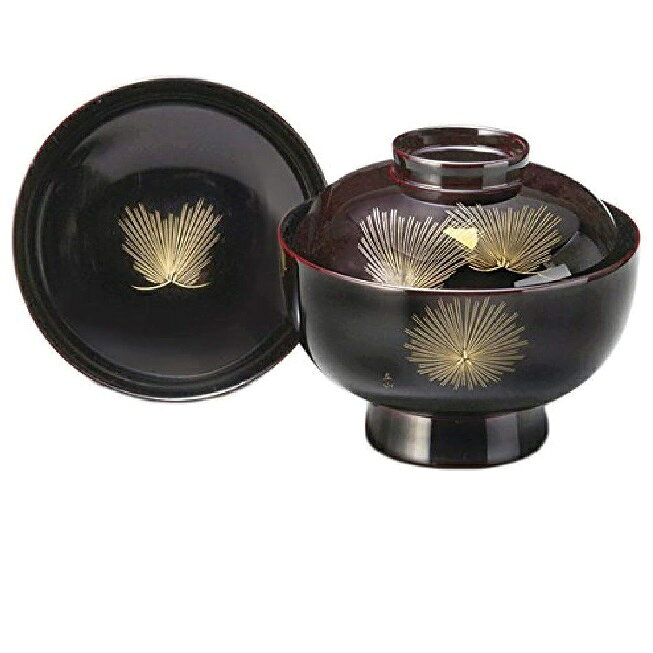 サイズ：約φ13.5×11.5cm 材質 ：木製、本堅地 塗：漆塗、手塗 生産国:日本（Made in Japan） 越前漆器とは 越前漆器の歴史 越前漆器の起こりは約1500年前の昔にさかのぼり、当時の皇太子（後の継体天皇）が壊れた冠の修理を塗師に命じたことがきっかけといわれています。 塗師が修繕した冠と合わせて黒漆の椀も献上すると、皇太子はその出来栄えを大変気に入ったそうです。 そこで光沢の美しさに魅せられた皇太子が、この地域での漆器作りを奨励し現在までの越前漆器の発展につながっています。 越前漆器の特徴 堅牢、そして優美。越前漆器はその成り立ちから、頑丈なつくりでありながら視覚的な美しさも合わせてお楽しみ頂ける漆器となっています。 「花塗り」という技法も特徴で、はけの跡や埃などが残らぬよう仕上げの漆を塗り、そのまま乾燥させます。 越前漆器の生産工程 ・素地 まずは漆器の原型の制作から始まります。 丸物ならろくろで削り、角物なら裁断や組み立て、合成樹脂素材の場合は熱加工して成型されます。 ・塗り 中塗りと中塗り研ぎ、そして上塗りを繰り返します。 塗師の技によって均一の厚さ・そして魅力的な光沢が生み出されます。 合成樹脂の場合はスプレーによって塗りが行われるものもあります。 ・加飾 蒔絵師・沈金師が漆器に絵や紋様を加えます。 蒔絵は漆で描いた絵に金粉を蒔きつけることで描き、沈金はノミで削った溝に漆を入れ金粉を入れることで描きます。 蒔絵・沈金の導入 明治時代までは「片山椀」という堅牢かつシンプルな漆器が製造されていました。 徐々に新たな技術が導入されるようになり、京都から「蒔絵」、輪島から「沈金」の技術が取り入れられたことで、越前漆器は絢爛豪華なデザイン性も併せ持つようになります。 業務用漆器として 明治時代半ばに入ると、椀類だけでなく、重箱や盆、花器などといった多彩な商品ラインナップが展開されていきます。 生産エリアも広がり、業務用漆器としても発展しました。 現在では全国でもシェア率8割を超えるまでに成長しています。 様々な使用用途 ちょっとした遊び心をかたちにして暮らしに彩りを添えたいとき、特別な日をもっと輝かせたいとき、集まったみんなの気持ちをいっそう引き立たせたいとき…。 越前漆器産地では、暮らしの中のいろいろな場面で漆器が活躍しています。 身近に漆器のある暮らしの楽しさ、味わい深さをみんなが知っているからです。 普段使いにも、トクベツな日にも。是非お手にとってみてください。 お正月などの季節行事に 出産祝い・結婚祝いなどの贈答品に イベントでの雰囲気づくりに 普段使い用に 海外の方へのお土産に越前漆器 越前漆器の起こりは、約1500年の昔にさかのぼるといわれています。古墳時代の末期にあたる6世紀。第26代継体天皇がまだ皇子のころ、こわれた冠の修理を片山集落（現在の福井県鯖江市片山町）の塗師に命じられました。 塗師は、冠を漆で修理するとともに黒塗りの椀を献上したところ、皇子はその見事なできばえにいたく感動し、片山集落で漆器づくりを行うよう奨励しました。これが今日の越前漆器の始まりと伝えられています。 また、越前には古くからたくさんの漆かきがいました。漆かきとは、漆の木にかき傷をつけながら漆液を採集する職人のことで、最盛期には全国の漆かきの半数を占めたといわれています。日光東照宮を建てるとき、徳川幕府は大量の漆液の採集を越前に命じたとか。越前の漆かきが、どんなに高く評価されていたかが分かります。こうした漆かきの存在も越前漆器の産地形成に大きな役割を果たしています。 　　 　 　