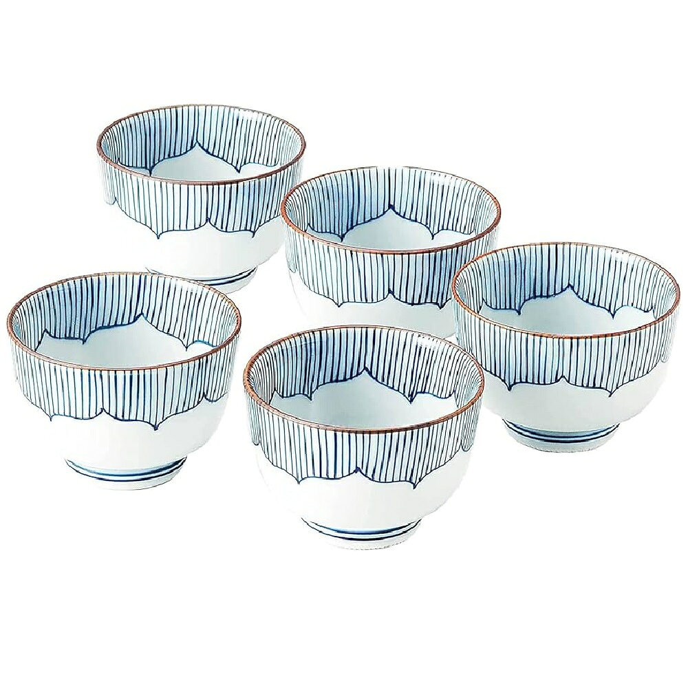 サイズ：径8.7×6cm 容量：200ml ■素材：磁器 ■生産地：日本 作家・窯元：定山窯 有田焼（ありたやき）とは、佐賀県有田町とその周辺地域で生産される日本で最初の磁器です。 透明感のある白磁の美しさと、鮮やかな絵付けが特徴で、400年以上の歴史を誇ります。 製造時の出荷港から、江戸時代は「伊万里焼」とも呼ばれていました。 有田焼の主な特徴 薄くて軽いのに頑丈：ガラス質の原料を多く含む陶石を使い、約1300度の高温で焼き上げるため、薄く繊細でありながら硬質で耐久性に優れています。 多彩な絵付け：藍色の顔料で描く「染付け」と、赤・緑・黄などの上絵具を使った華やかな「赤絵」が特徴です。　　