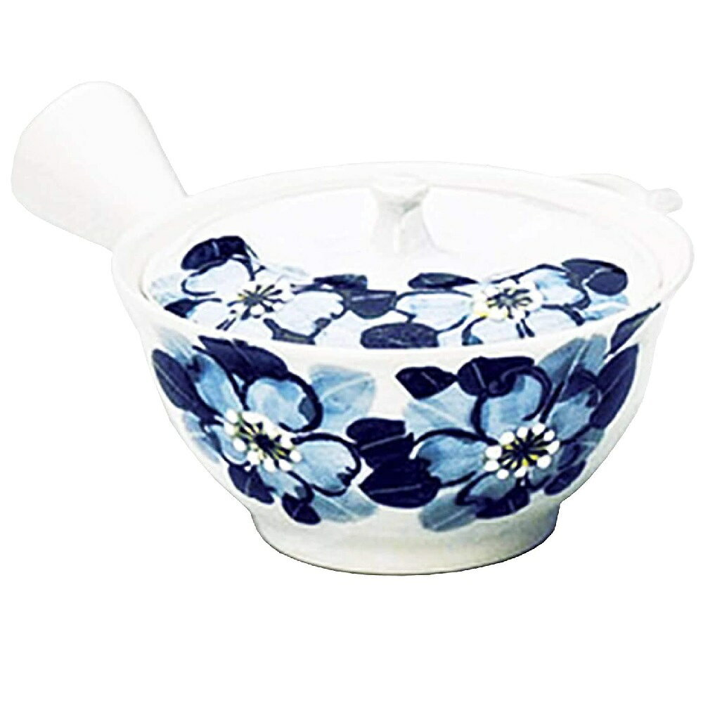 容量：250ml 大きく描かれた藍の花はとても魅力的です。 素材：陶器 生産地：日本 作家・窯元：錦山窯 瀬戸焼（せとやき）は、愛知県瀬戸市とその周辺で生産される日本を代表する陶磁器です。 日本六古窯の一つであり、陶器全般を指す「せともの」という言葉の語源にもなったほど、日本のやきもの文化を牽引してきました。 陶器と磁器の両方を生産: 日本のやきもの産地としては珍しく、温かみのある「陶器」と、白く美しい「磁器」の両方を生産しています。 多彩な装飾と釉薬（ゆうやく）: 多様な釉薬を駆使して豊かな表情を生み出すのが特徴です。 特に伝統的な「赤津焼」などが有名です。 美しい絵付け: 「瀬戸染付焼」に代表されるように、呉須（ごす）と呼ばれる顔料を用いた青色の美しい絵付けも魅力です。
