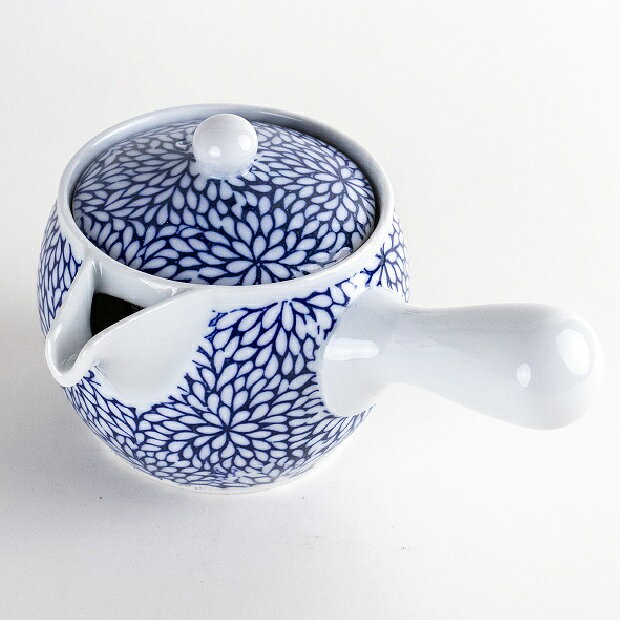 【サイズ】胴径10.3cm×幅16.8cm×高さ9.5cm 【容量】410ml ※ステンレス製の網茶漉し付 ◇材質：磁器 ◇生産地：日本（有田焼） 細やかな菊花模様が器全体を埋め尽くすように描かれた、有田焼の美しい急須です。 深みのある藍色と白磁のコントラストが印象的で、繊細に重なり合う花びらが上品で華やかな雰囲気を演出しています。 伝統的な染付の美しさを感じさせながらも、軽やかでモダンな印象を兼ね備えており、和の空間だけでなく現代の食卓にも自然に調和します。 軽量に作られているため扱いやすく、毎日のティータイムにも快適にお使いいただけます。 磁器ならではのなめらかな質感と美しい光沢を楽しめるほか、ステンレス製の網茶漉し付きで実用性にも優れています。