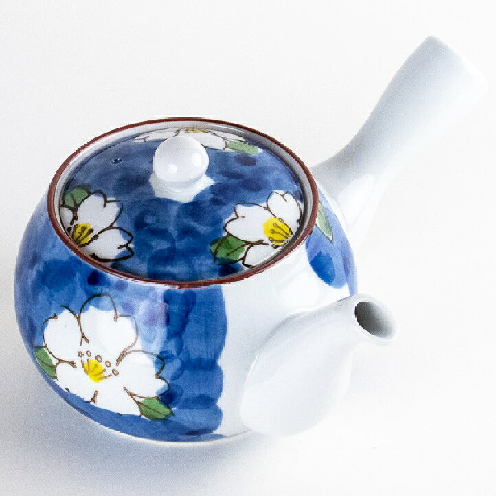 【サイズ】胴径11cm×幅17cm×高さ9cm 【容量】410ml ※ステンレス製の網茶漉し付 ◇材質：磁器 ◇生産地：日本（有田焼） ◇電子レンジ：不可 ◇食洗機：対応 鮮やかな濃紺の色彩に、白椿の花が美しく映える有田焼の急須です。 深みのある青の濃淡がやわらかな表情を生み出し、可憐な椿の花々が上品な華やかさを添えています。 ころんとした丸みのある形状は手に馴染みやすく、日本茶の時間を温かく演出します。 磁器ならではのなめらかな質感と艶やかな光沢も魅力です。 ステンレス製の網茶漉し付きで、使いやすさにも優れています。 普段使いはもちろん、贈り物としてもおすすめの一品です。　