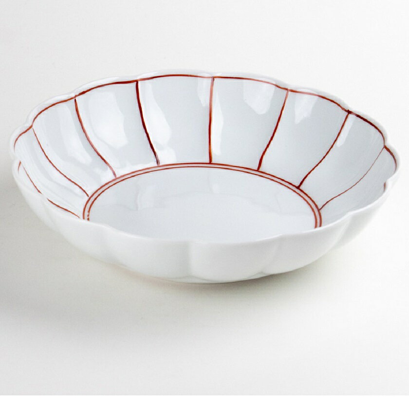 有田焼 中鉢・ 赤絵ふちどり線 菊割平鉢 白磁に赤絵の細い縁取り線が映える、有田焼の菊割平鉢です。