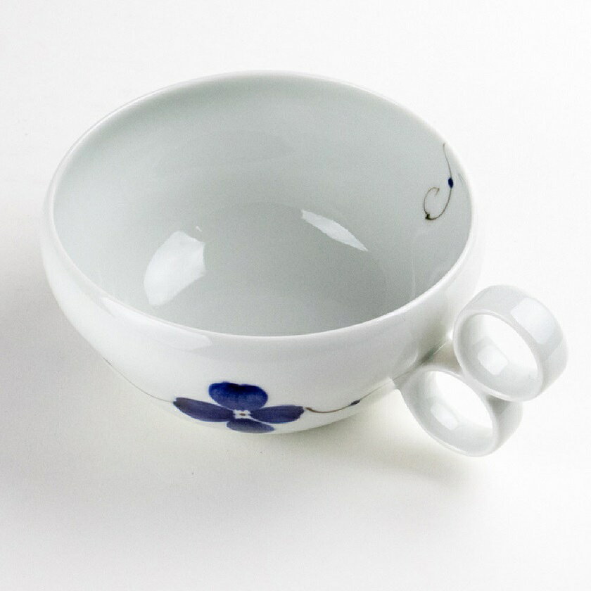 【サイズ】幅15.3cm×奥行11.5cm×高さ6cm ◇材質：磁器 ◇生産地：日本（有田焼） 白磁に藍色の花が描かれた有田焼のスープカップ。 持ちやすい2連の丸型ハンドルが特徴で、スープやシチュー、カフェオレなど温かい飲み物に最適です。 幅広の口径で、サラダやデザートの盛り付けにも活躍します。食卓に上品な彩りを添える一品です。　