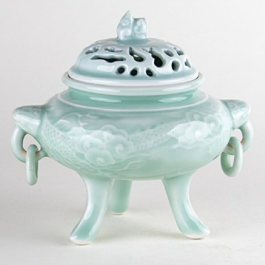 【サイズ】径10cm×幅13cm×高さ12.5cm ◇材質：磁器 ◇生産地：日本（有田焼） 透き通るような青磁に、龍の彫刻をあしらった三つ足香炉。 蓋には繊細な透かし細工が施され、香りがやわらかく広がります。 お香を焚くだけでなく、リビング...