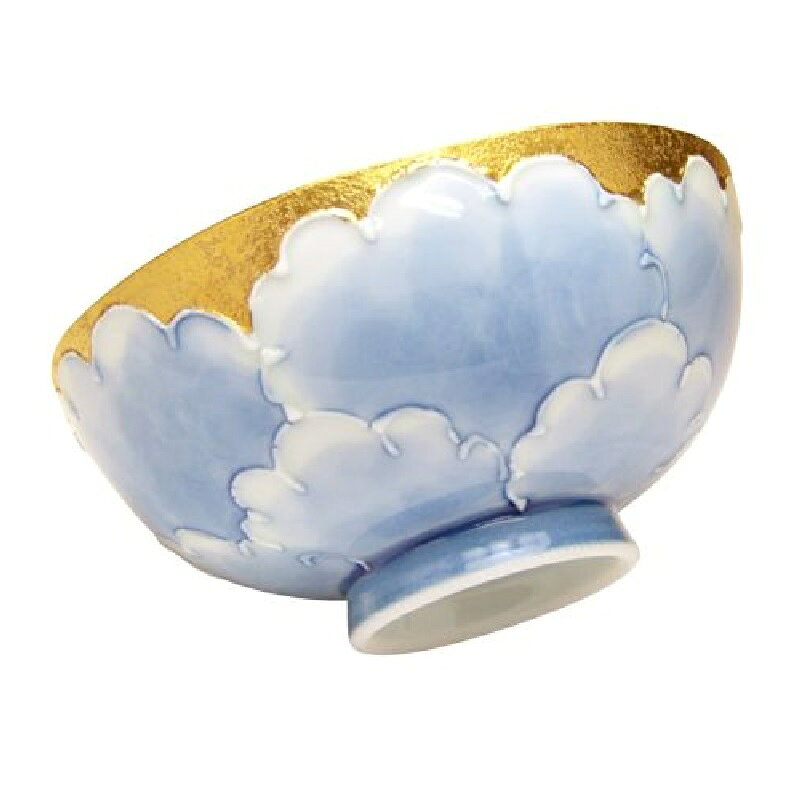 【サイズ】径11.8×高さ5.5cm ◇材質：磁器 ◇生産地：日本（有田焼） 牡丹の花から着想を得た華やかなデザインの飯碗です。 淡い空色の地にふんわりと重なる花びらのような文様が描かれ、縁を彩る金色が上品な輝きを添えます。 一珍技法による立体的な絵付けが柔らかな陰影を生み、まるで咲き誇る牡丹を思わせる優雅さを感じさせます。 食卓を華やかに演出するだけでなく、贈り物にも最適な一品です。 日本（有田焼）で作られた磁器製。　