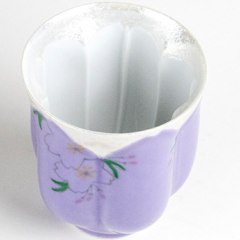 有田焼 華の舞（紫） 桜湯呑 お茶を注ぐと水面に桜の花の形が浮かび上がる美しい仕掛けがあり緑茶や煎茶をより一層優雅に引き立てます。