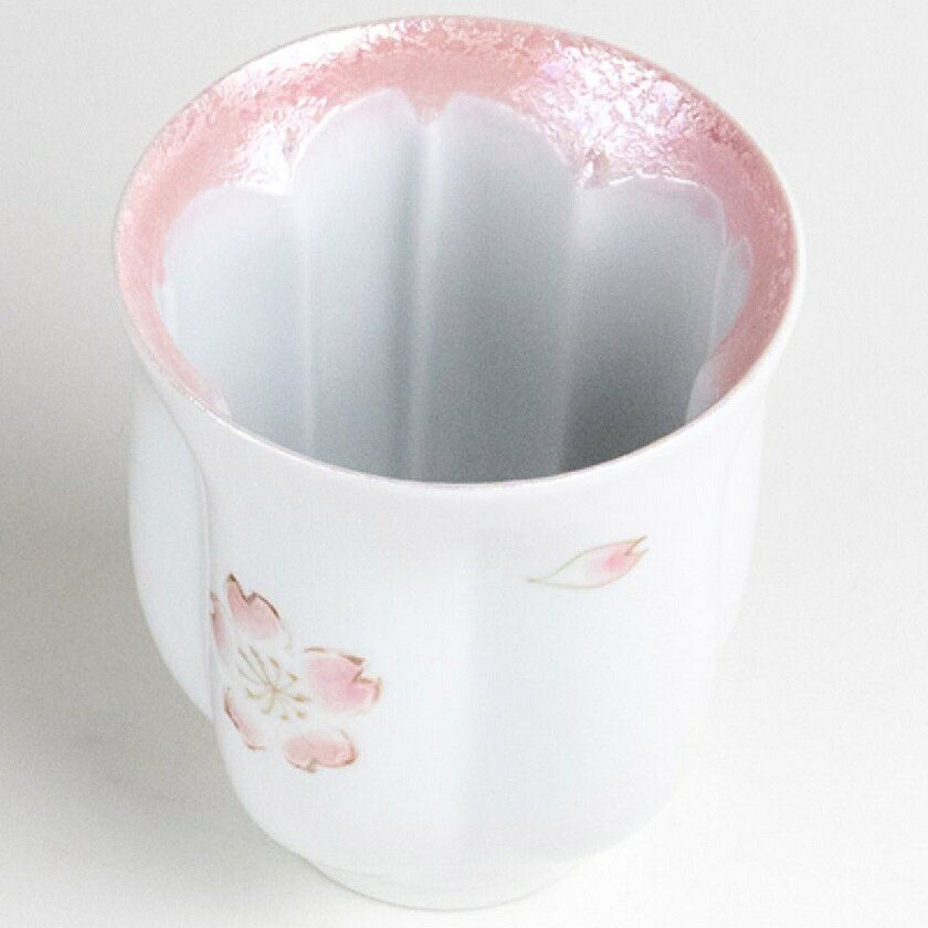 有田焼 舞さくら（小） 桜湯呑 お茶を注ぐと水面に桜の花の形が浮かび上がる美しい仕掛けがあり緑茶や煎茶をより一層優雅に引き立てます。