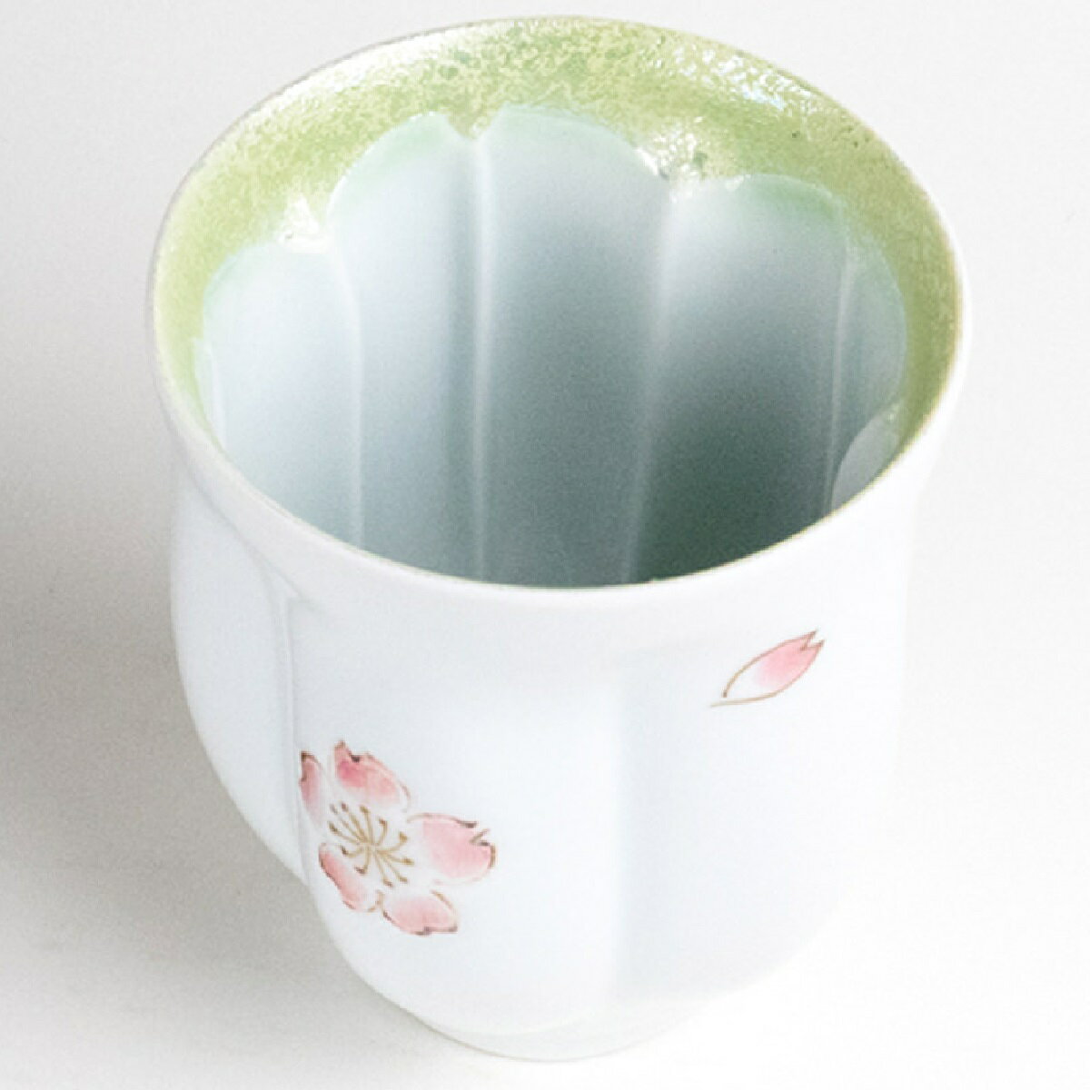 有田焼 舞さくら（大） 桜湯呑 お茶を注ぐと水面に桜の花の形が浮かび上がる美しい仕掛けがあり緑茶や煎茶をより一層優雅に引き立てます。