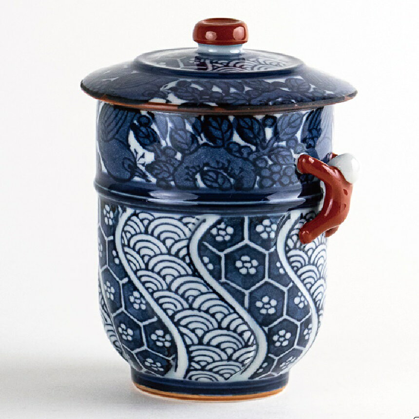 【サイズ】本体：口径6.7cm×高さ8.4cm ◇材質：磁器 ◇生産地：日本（有田・波佐見） 伝統的な染付で花鳥文様を描いた、有田・波佐見焼の蓋付き湯呑です。 側面には「一閑人（いっかんじん）」と呼ばれる小さな人形が付いており、世の中を穏やかに見つめる風流な人物として古くから縁起物とされています。 赤い一閑人が印象的なアクセントとなり、藍の濃淡との対比が美しく仕上がっています。 蓋付きで保温性が高く、来客用や自分へのご褒美の一杯にも最適です。　