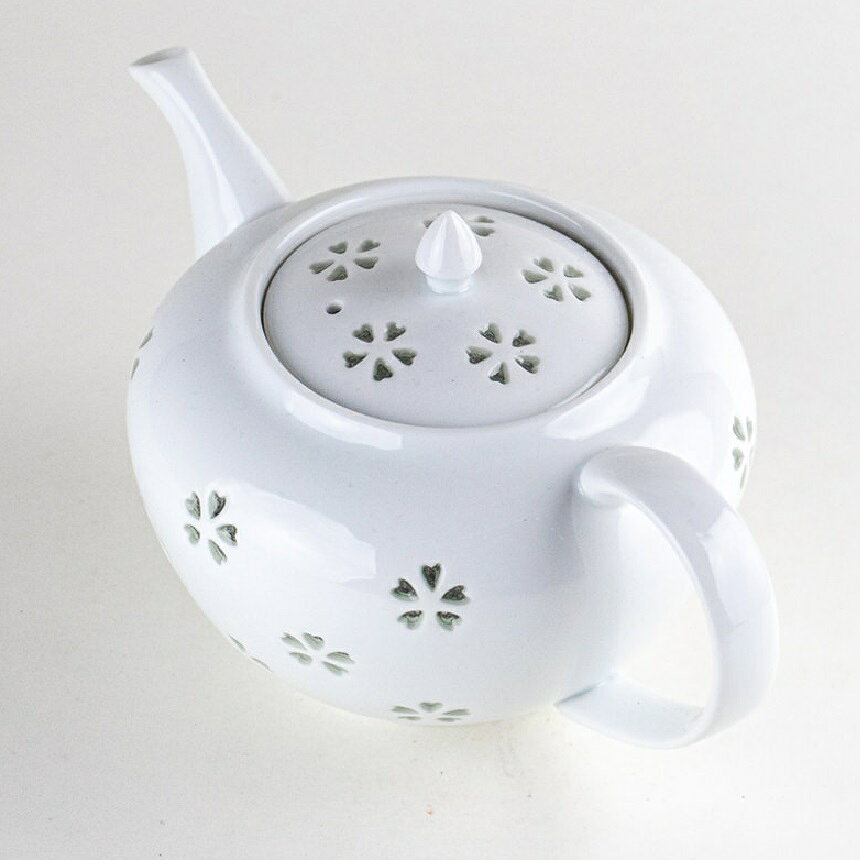 有田・波佐見焼 水晶彫花詰 Uポット ステンレス製の網茶こし付きで実用性にも優れています。