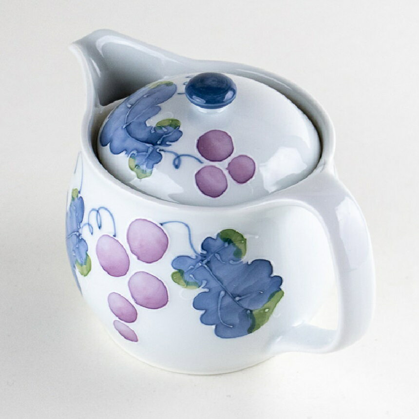 有田・波佐見焼 マスカット Uポット 350mlの程よい容量で、一人や二人分のお茶にぴったり。蓋が落ちにくい仕様でステンレス製の茶こしも付属しており使いやすさも魅力です。