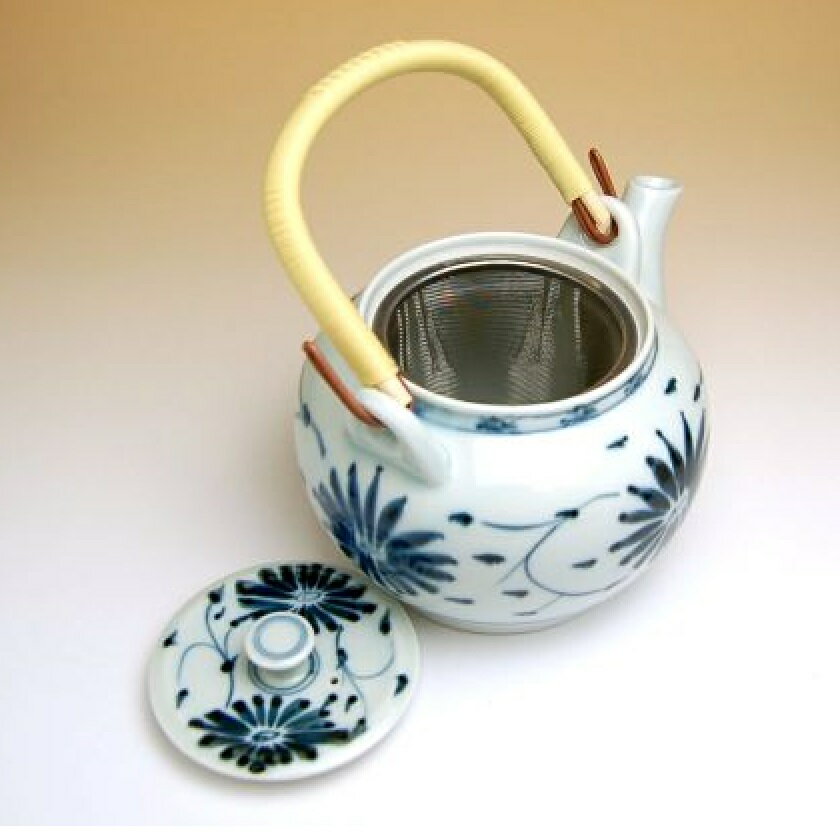 有田焼 安南唐草 U土瓶（8合）ステンレス製の網茶漉し付きで実用性にも優れています。持ち手はビニール素材。