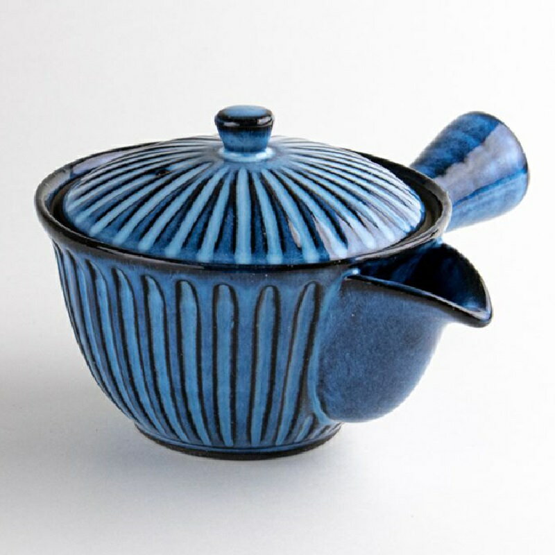 有田・波佐見焼 真洸 U急須 ステンレス製の茶こし付きで実用性も兼ね備え普段使いから贈り物にも最適です。