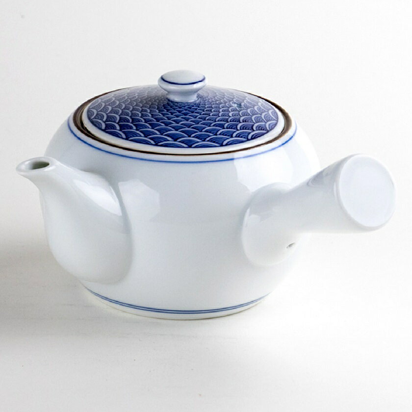 有田・波佐見焼 青海波 U急須 茶漉しにはステンレス製の網を採用し取り外しが可能で洗浄も簡単です。