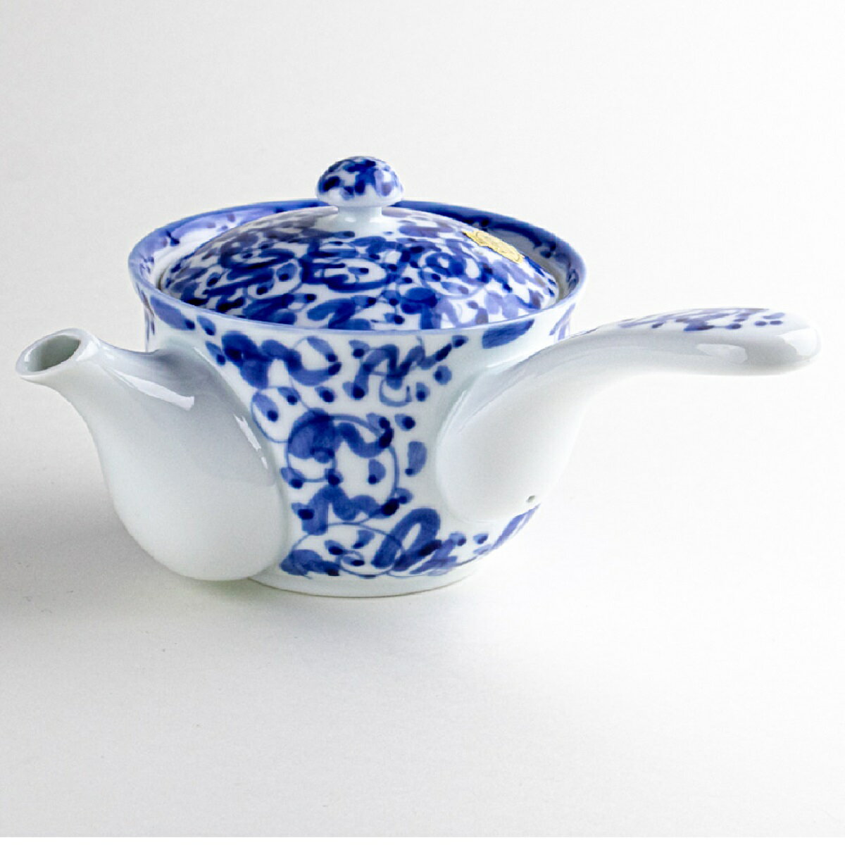 有田・波佐見焼 淡彩唐草 姫茶漉急須 茶こし部分も本体と一体の磁器製で、お手入れも簡単。