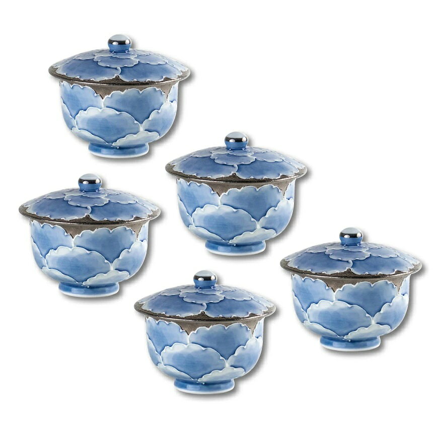【サイズ】（蓋付）径9cm×高さ8cm　（碗のみ）径8.2cm×高さ5.7cm ◇材質：磁器 ◇生産地：日本（有田焼） 淡い藍色の牡丹文様に、白抜きとプラチナ彩が美しく調和した蓋付き汲出しです。 一珍技法によって立体的に描かれた花びらが、光の加減で柔らかく浮かび上がります。 手描きならではの温かみと繊細な仕上がりが魅力。 蓋付きのため保温性・防塵性に優れ、上品なおもてなしの席に最適です。 緑茶や煎茶のほか、特別な客人への一服にもぴったりの器です。　