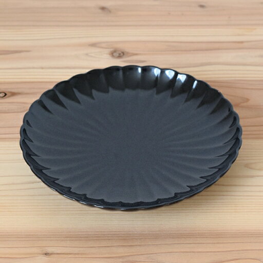 長崎県波佐見焼　しのぎ和皿7寸皿（墨）サイズ約Φ21cm　長崎良品　菊花模様