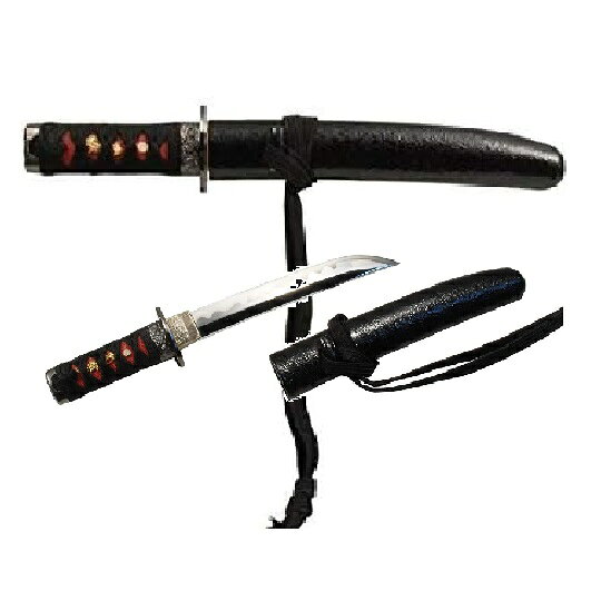 一本一本丁寧に仕上げられ、各部の細部に至るまで美しい仕上げ、重量感など完成度の高い一品です。 インテリアやコスプレのアイテムとしても人気です。 【サイズ】 全長：35.5cm 刃渡：20.5cm 柄長：11cm 総重量：385g 鞘払い：295g 【刀身】亜鉛合金（クロムメッキ仕上げ） 【素材】 鞘:朴の木 柄:プラ製 金具:合金 下緒・柄糸:人絹 黒糸 生産国：日本　岐阜県　関市 こちらの商品は模造刀となり真剣ではありません。 ■使用上の注意 刀身の材質は亜鉛や真鍮、アルミニウムなどの合金製で実際には切れません。 素振りや居合練習などにご使用されると柄が折れる等の破損の原因になり大変に危険です。 観賞用としてお使い下さい。 居合練習用でご使用になりたい場合は、居合刀のご購入をお勧めいたします ・模造刀の分解、補修調整、組変え、改造は出来ない仕様になっております。 ・鑑賞以外の目的での使用、加工による事故は自己責任になります。 ■屋外携行に付いて 摸造刀は各都道府県の条例で有害玩具に該当する場合が多い為、屋外へ模造刀を携行される場合は下記携行対策をお願い致します。 ・刀袋や布等に包み携行 ・携行している理由（目的、使用方法）を明確（イベント、撮影等）にする。 ※本商品は美術刀剣（模擬刀）です。購入や所持に関して特別な許可は必要ありません。 ※但し、正当な理由なく持ち歩いて外出すると法律により罰せられる場合があります。　