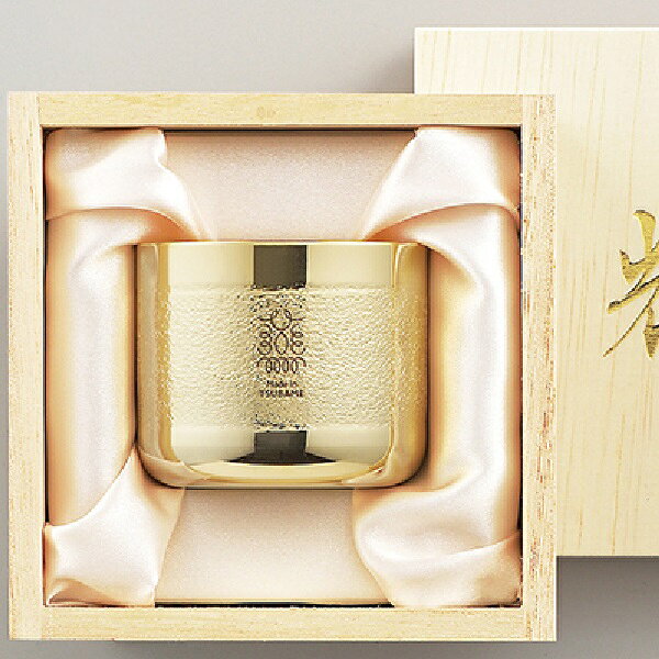 サイズ：約φ55×45mm（約70g・90ml） 材質：純銅（金めっき） 生産国：日本 抗菌作用・熱伝導に優れた、純銅製ぐい呑み。 飲み物の冷たさが素早く伝わり、ひんやりとした口当たりに。 表面には水滴がつき、より一層涼やかさを演出してくれます。 耐食性に優れ金属臭がしない為、雑味なく飲み物本来の味を楽しむことが出来る金メッキを内外面に施し、高級感を更にUP。 美しい金色が極上な時間と空間を引き立ててくれます。 持ち手には手触りの良い質感をまとった槌目模様。 伝統の技術を集約し、デザイン性・機能性を兼ね備えた高品質のぐい呑み。 使い込むうちに独特の風合い・味わいが出てくるのも魅力。 こちらの商品は、Made in TSUBAME認定商品です。