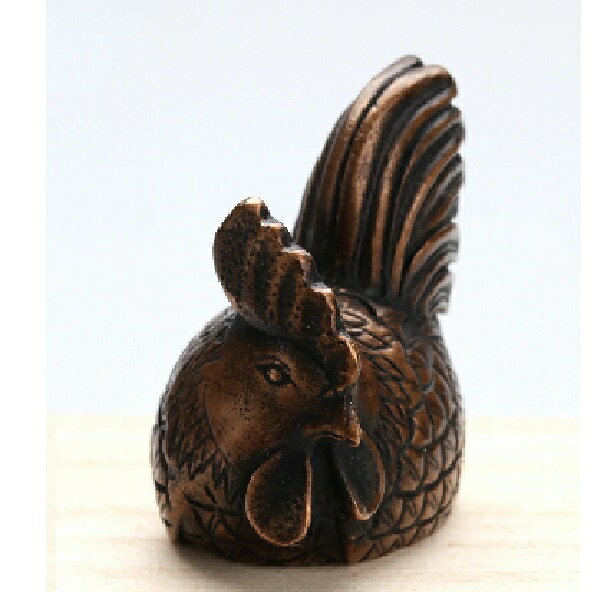 高岡銅器 名匠旭峰作 置物・ペーパーウエイト 十二支 亥 （イノシシ）銅製品特有の光沢があり高級感があります。鳥にあやかり日々の生活の中で得を積むのもいいでしょう。方角としては、鳥は「西」を司ります。