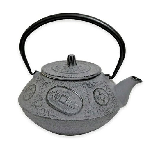 サイズ（約）：W18×D15×H16cm 容量（約）：0.8L 材質：鉄 生産国：日本（Made in Japan） 南部鉄器（なんぶてっき）は、岩手県盛岡市と奥州市で作られる400年以上の歴史を持つ伝統的工芸品。 厚みがあり保温性に優れ、使用するほどに鉄分が溶出し、まろやかな味わいの湯を沸かせる。 鉄瓶や急須、鍋などが人気で、長く使える「一生もの」として国内外で愛されている。　