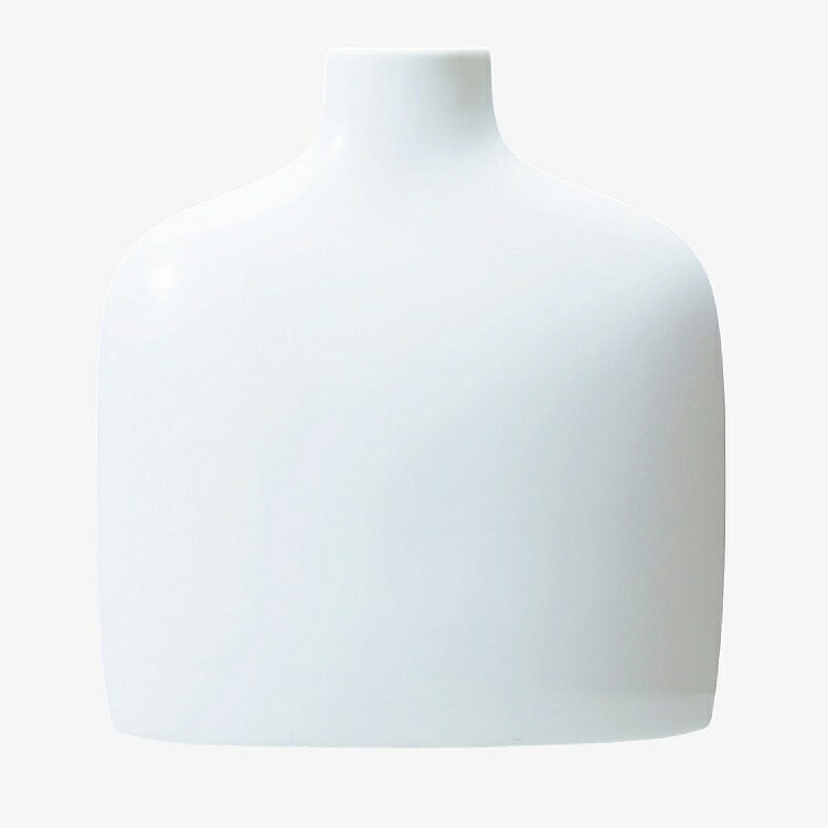 サイズ：W13.5×D4.5×H15cm 素材：磁器 容量：450ml 原産国：日本 家族をイメージしたフラワーベースは、愛嬌があるなで肩フォルムや白磁の凛とした艶が特徴で、花を活けなくても素敵なインテリアに。 また、コンパクトで厚みがないため、奥行きのない棚にも気軽に置けます。　