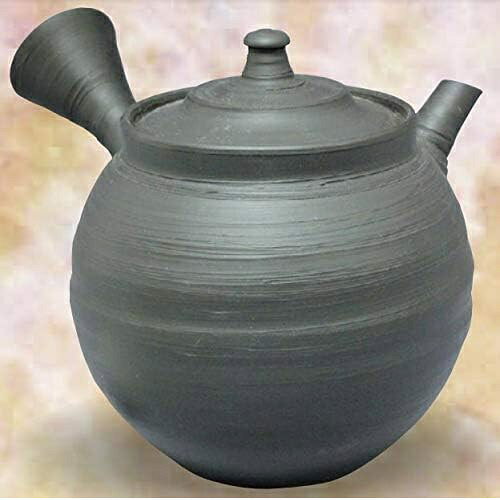 容量：250ml 生産地：日本(常滑焼) 材質：陶器 茶こし：陶茶こし 作家：風月 手造り品の為、サイズ・形・色合いが若干異なる場合があります。 職人が切磋琢磨して造り上げた、とこなめ焼急須が誇る“伝統の技”です。 常滑：日本の六古窯の一つ、歴史に彩られた焼き物の街。 千年の歴史がある常滑焼は、日本の六古窯の一つに数えられています 通常ご注文いただいてから発送まで1週間～1ヶ月程ですが、材料手配の問題で3ヶ月程要する場合がございます ご注文頂きましたら、発送予定の連絡申し上げます 発送連絡致しましたら、御確認お願い致します 発送予定の連絡後、納期的にキャンセル希望時は、24時間以内に御連絡お願い致します 以降のキャンセルに関しましては、職人による製作の為、キャンセルはお受け出来かねますのでご了承下さい　
