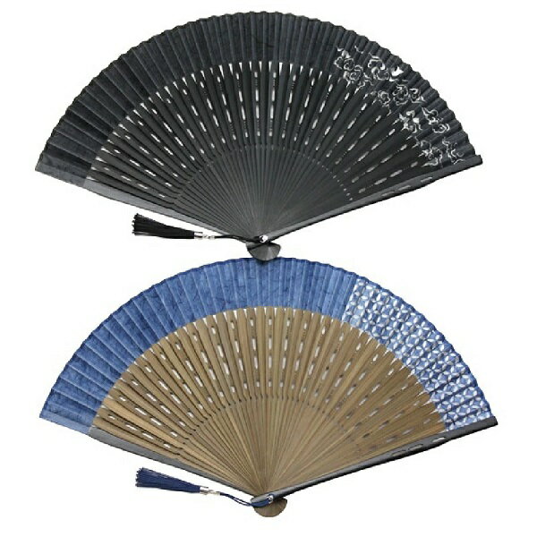 雲竜紙と薄絹を貼り合わせた扇面に、日本伝統の縁起柄を切り絵で表現 手漉き和紙を使い、欄間のような縁起柄の透かし模様が雅な印象を与えてくれる扇子。 中骨の彫りはモダンで涼やか、45間の短地がしっかりと風を送ります。 七宝柄・・・七つの宝という事から富貴を表す。（富に恵まれる） 飛雲柄・・・気運がみなぎるところ。雲気が動く。（運気が上がる） 扇子袋 扇子袋の生地は、高い強度と耐久性を備えたコーデュラバリスティックナイロンを使用しています。 どちらの色柄にも合うブラックでシンプルに。 房・扇骨 高級感のあるカン付きの房で、扇骨の彫りと共にスタイリッシュな印象を与えます。 商品概要 サイズ 閉じた時の長さ：約22.0cm、開いた状態：約41.0cm 素材 扇面／絹（中国）・和紙（日本） 扇骨／竹（中国） 扇子袋／ナイロン（韓国） 加工 扇子（中国） 扇子袋（日本） セット内容 扇子(布製)、扇子袋、桐箱入り　