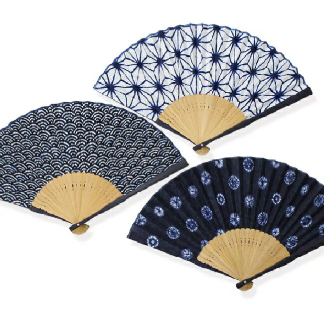 藍色の清澄な美しさ 人気の「藍ものシリーズ」。 絞り風の小紋柄や麻乃葉、青海波の吉祥文様が清涼感を引き立てます。 サイズ 閉じた時の長さ：約22.5cm、開いた状態：約41.0cm 素材 扇面／綿（日本） 扇骨／竹（中国） 扇子袋／綿（日本） 加工 扇子（中国） 扇子袋（日本） セット内容 扇子(布製)、扇子袋、紙箱入り
