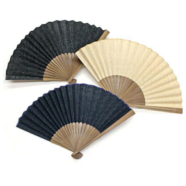 大人気の究極のシンプルスタイル やさしい配色が魅力のカジュアル和モダン扇子。 古来より日本各地で親しまれてきた絣生地の魅力をそのまま活かして扇子に仕立てました。 適度な厚みの綿生地は、あえてベーシックな配色で絣の織り感を存分に表現。 伝統柄でありながら、カジュアルな服装にも合わせやすくなっています。 サイズ 閉じた時の長さ：約22.0cm、開いた状態：約 39.0cm 素材 扇面／綿（日本） 扇骨／竹（中国） 扇子袋／綿（日本） 加工 扇子（中国） 扇子袋（日本） セット内容 扇子(布製)、扇子袋、紙箱入り