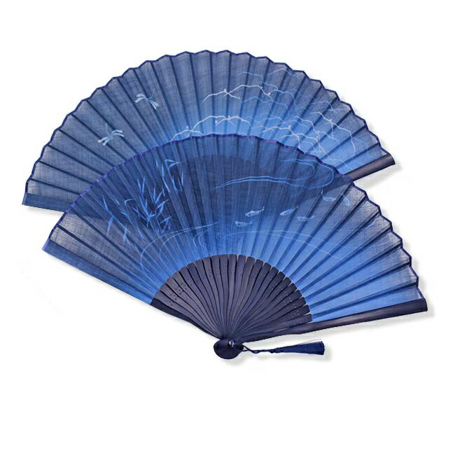 人気の「藍もの」シリーズに男性用扇子が登場 扇面絵師の手描き原画を深みのある藍ぼかしの中に表現した扇子です。 定番の縁起柄、鮎ととんぼをあしらい、四季を身近に感じられるデザインに仕上げました。 古来より愛され続けてきた日本の伝統色・藍色 【商品概要】 ●閉じた長さ：約22.7cm、開いた状態：約41.0cm ●扇面／綿（日本） ●扇骨／竹（中国） ●扇子袋／綿（日本） ●加工／中国 【セット内容】 扇子(布製)　扇子袋　桐箱入り　